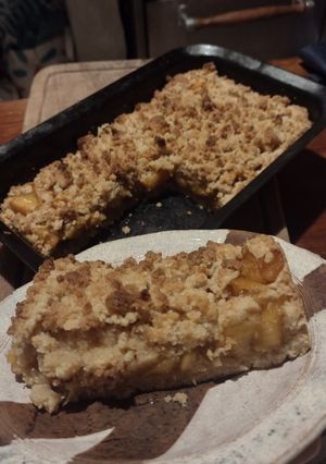 Una foto de Crumble de pera o manzana 🧉😊