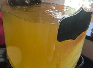 Una foto de Agua de frutas, súper liviana y fresca! Para llegar a los dos litros diarios recomendados!!
