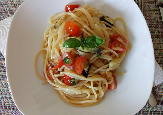 Grilled aubergine and fresh tomato pasta