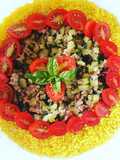 Cous cous alla curcuma con tonno, zucchine, pomodorini, basilico