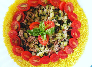 Foto di Cous cous alla curcuma con tonno, zucchine, pomodorini, basilico