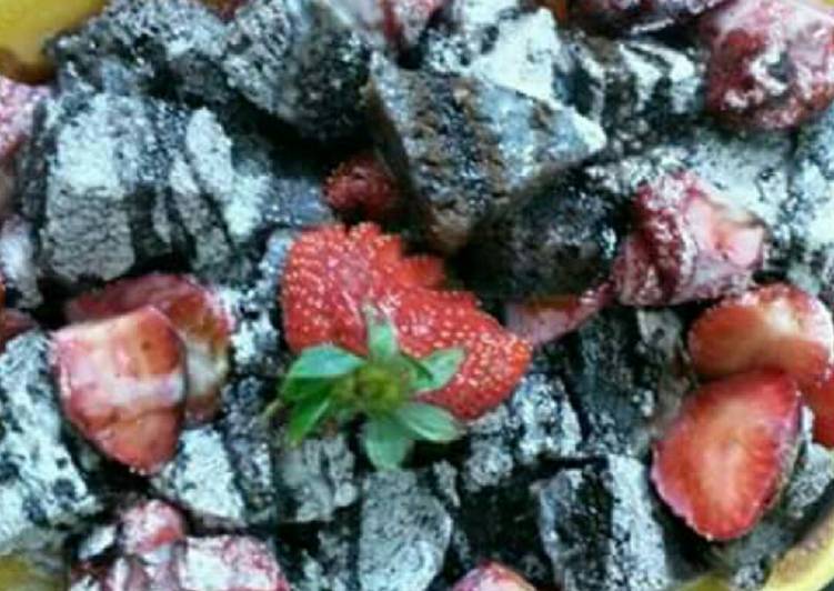 Steps to Prepare Homemade Chocolate Cake Strawberry Salad