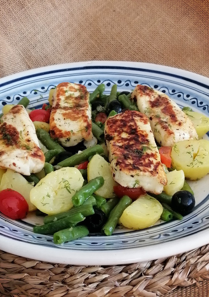 Una foto de Ensalada templada de patata, judías y Halloumi