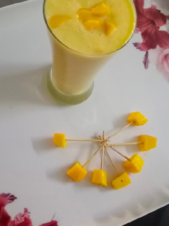 मैंगो मिल्कशेक (mango milkshake recipe in Hindi) रेसिपी मुख्य फोटो
