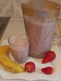 صورة لوصفة سموثي الفراولة والموز🍓🍓🍌