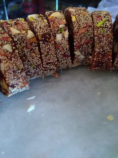 खजूर अखरोट ड्राईफ्रूट रोल (khajur akhrot dry fruit roll recipe in Hindi) रेसिपी मुख्य फोटो