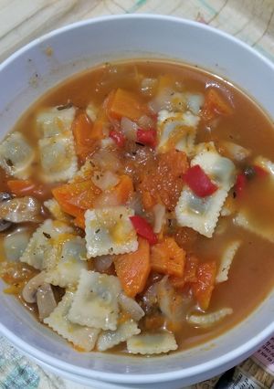Una foto de Sopa de verdura con raviolitos