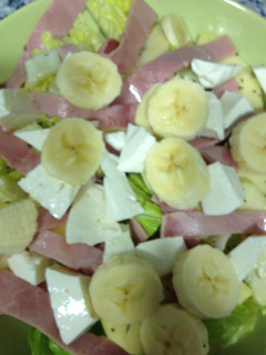 Una foto de Ensalada de lechuga con manzana plátanos con queso de Burgos y tiras de jamón york