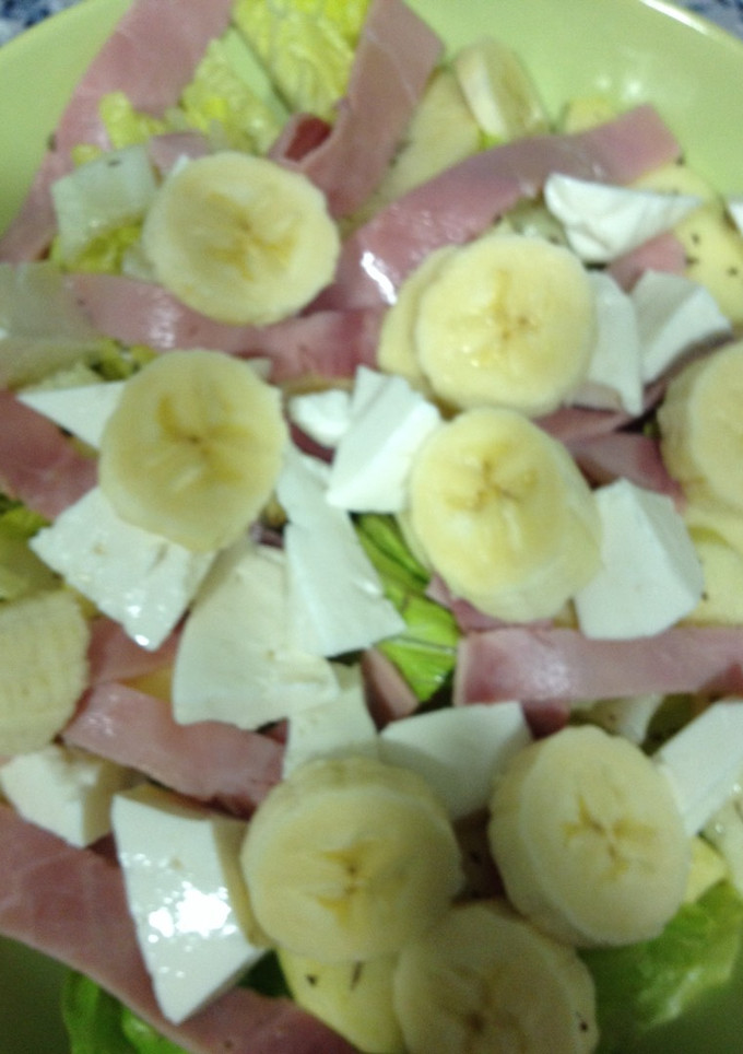 Una foto de Ensalada de lechuga con manzana plátanos con queso de Burgos y tiras de jamón york