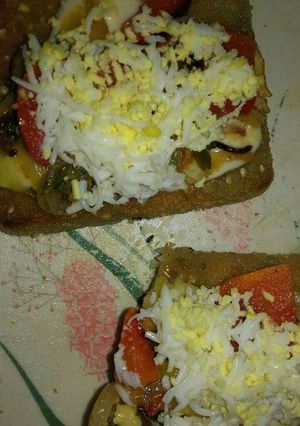 Una foto de Tostadas vegetariana de verduras y mostaza
