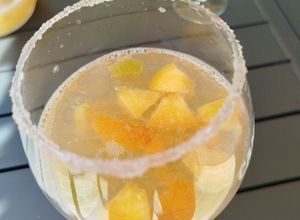 Une photo de Cocktail porto blanc Schweppes agrumes
