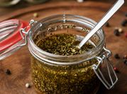 Una foto de chimichurri perejil