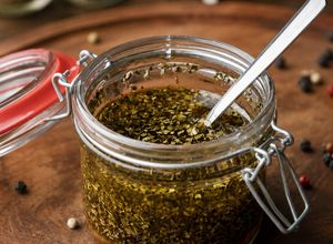 Una foto de Chimichurri Argentino Casero (Receta Fácil y Clásica)