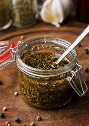 Una foto de Chimichurri Argentino Casero (Receta Fácil y Clásica)