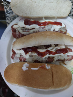 Una foto de Perritos calientes con cebolla y queso