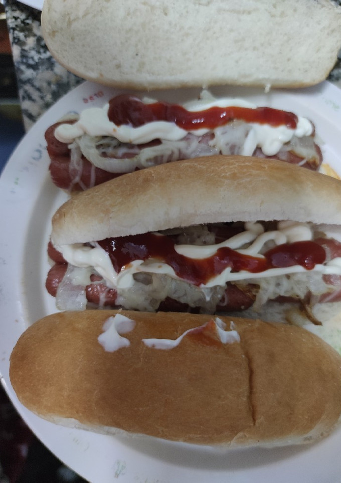 Una foto de Perritos calientes con cebolla y queso
