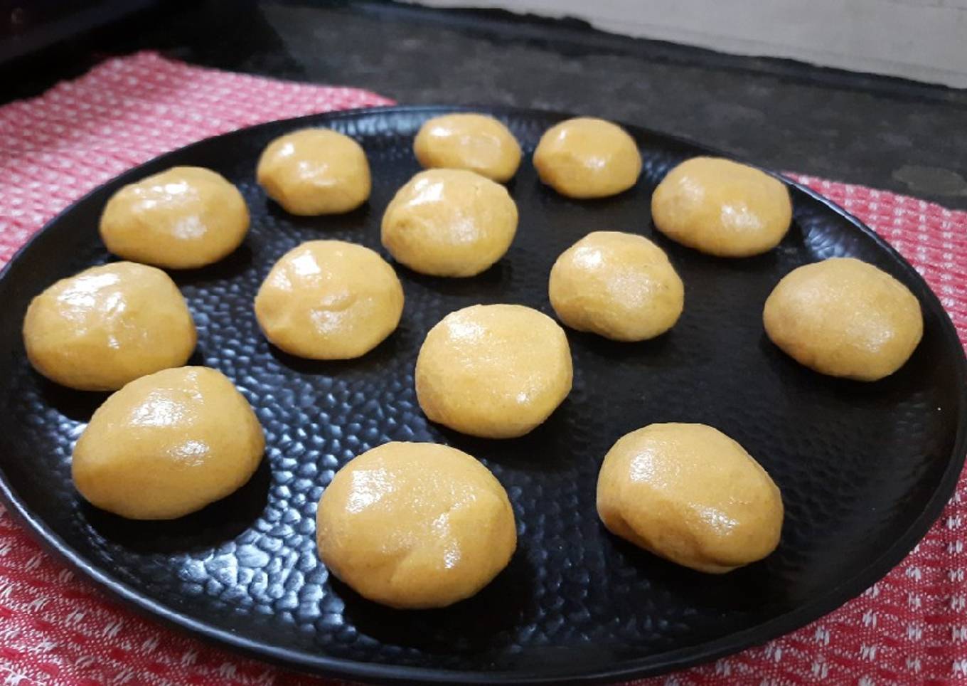Besan ke laddoo