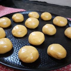 A picture of Besan ke laddoo.