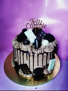 Una foto de Torta para cumple chocolatosa🍫💣♥️😋