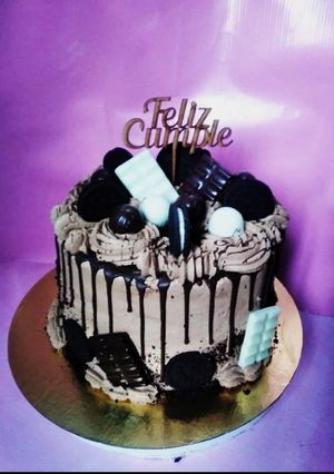 Una foto de Torta para cumple chocolatosa🍫💣♥️😋