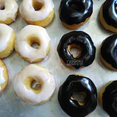 Donat Toping Vanila dan Chocolate Glaze রেসিপির প্রধান ছবি