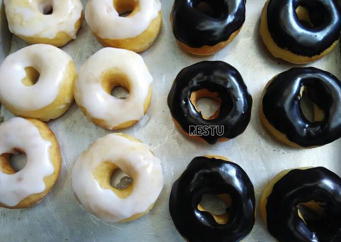 Donat Toping Vanila dan Chocolate Glaze