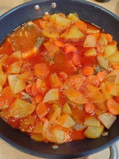 Una foto de Bacalao con patatas y carlotas con tomate 😋😋😜