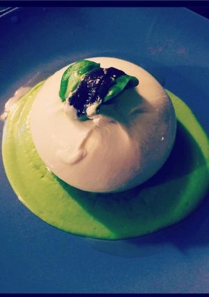 Foto di Mozzarella di bufala su crema di piselli con acciughe del Mar Cantabrico e basilico