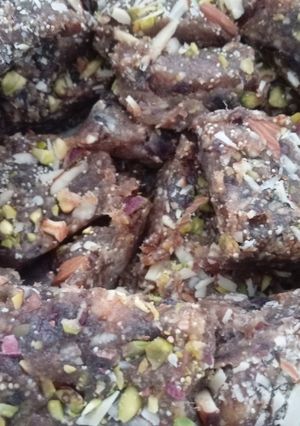 ખજૂર પાક (Khajur Paak Recipe In Gujarati) રેસીપી મુખ્ય ફોટો