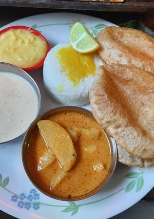 आंबट बटाटा-रस्सा भाजी (Ambat Batata Rassa Bhaji Recipe In Marathi रेसिपी चे मुख्य फोटो 