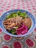 Ensalada con pollo a las brasas con aderezo de chipotle cremoso