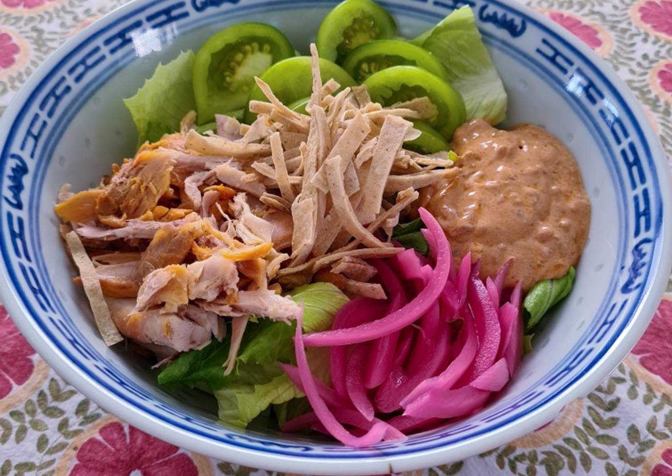 Ensalada con pollo a las brasas con aderezo de chipotle cremoso
