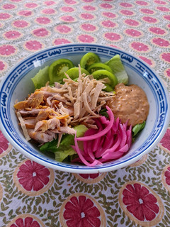 Una foto de Ensalada con pollo a las brasas con aderezo de chipotle cremoso