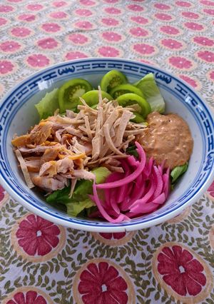 Una foto de Ensalada con pollo a las brasas con aderezo de chipotle cremoso
