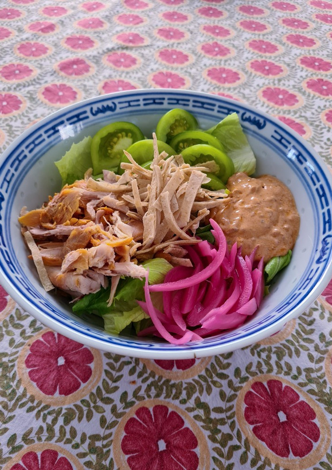 Una foto de Ensalada con pollo a las brasas con aderezo de chipotle cremoso