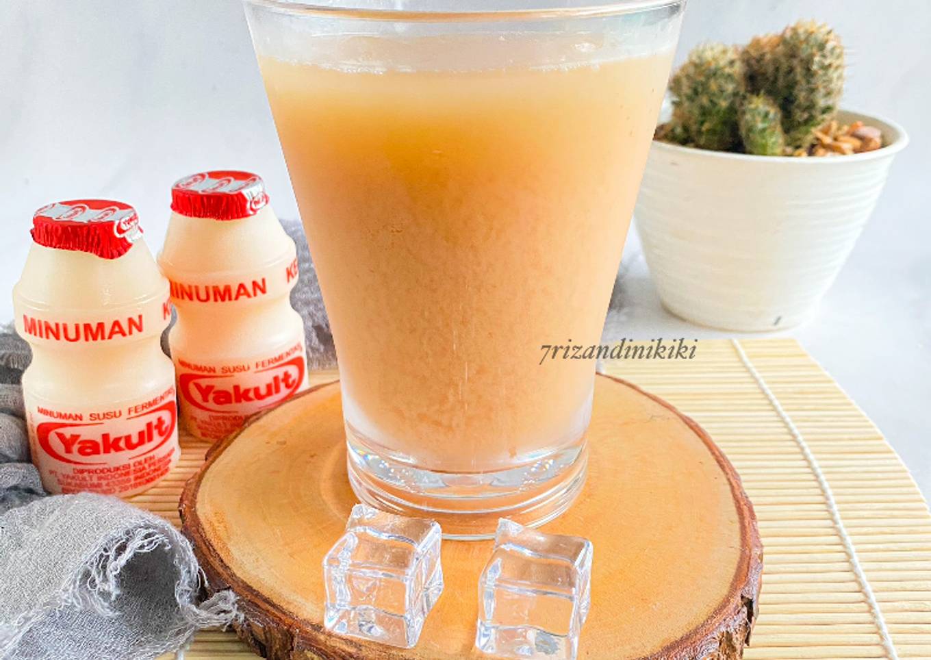 Yakult tea (es teh yakult)