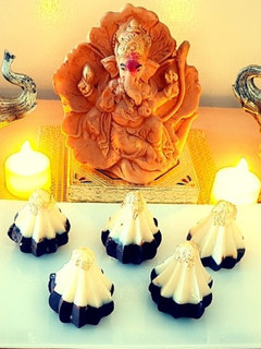 વ્હાઈટ એન્ડ ડાર્ક ચોકલેટ ડ્રાયફ્રુટ મોદક (White Dark Chocolate Dryfruit Modak Recipe In Gujarati) રેસીપી મુખ્ય ફોટો