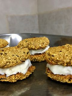Una foto de Cookies/alfajores/galletas con helado