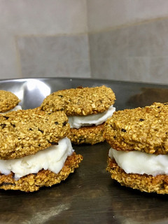 Una foto de Cookies/alfajores/galletas con helado
