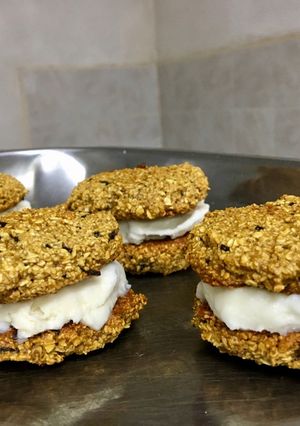 Una foto de Cookies/alfajores/galletas con helado