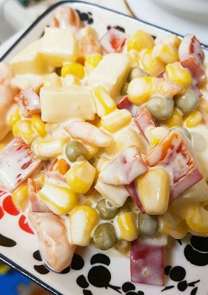 Hình của món Salad Nga với táo.