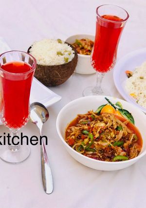 A picture of Coconut rice with shredded chicken.