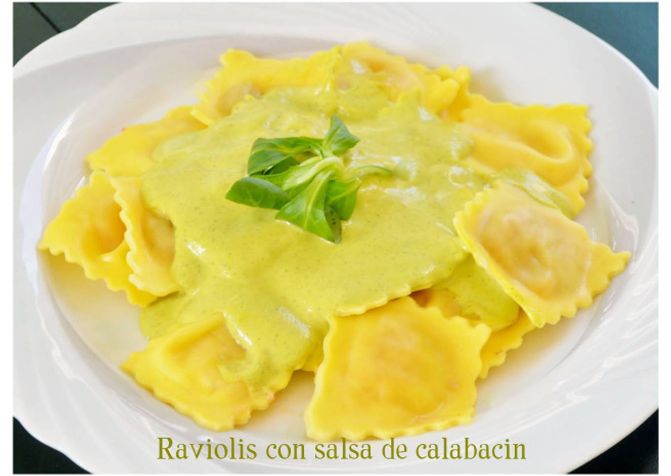 Raviolis con salsa de calabacín