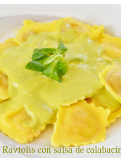 Una foto de Raviolis con salsa de calabacín