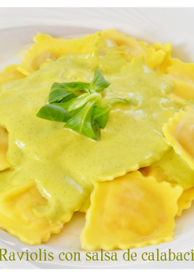 Una foto de Raviolis con salsa de calabacín