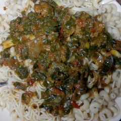 A picture of Macaroni and spaghetti with spring onion Sauce.