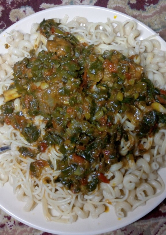 A picture of Macaroni and spaghetti with spring onion Sauce.