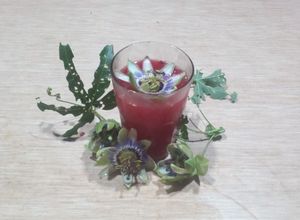 Una foto de Zumo de maracuyá refrescante y aromático