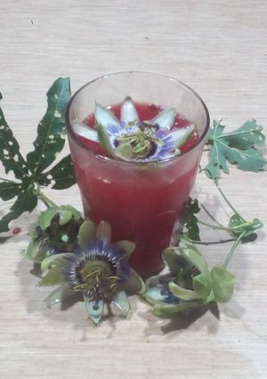 Una foto de Zumo de maracuyá refrescante y aromático
