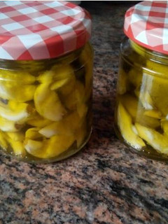 Una foto de Ajos pelados y envasados en aceite de oliva, Thermomix Tm5
